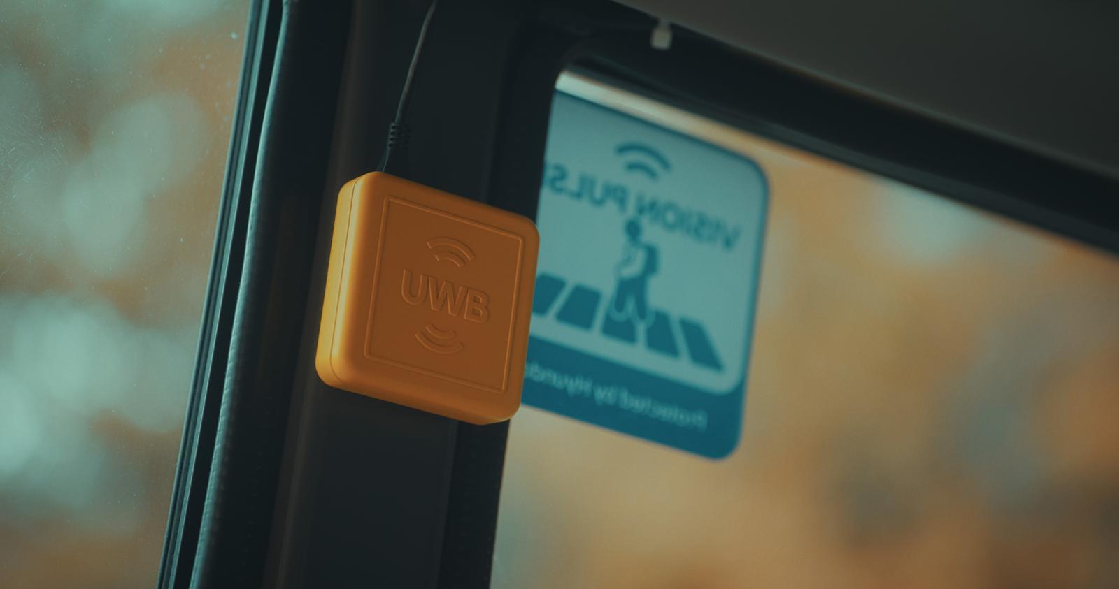 현대차·기아는 UWB 전파를 활용해 차량 주변 장애물의 위치를 실시간으로 정확히 파악해 운전을 보조하는 첨단 센싱 기술, ‘비전 펄스’를 세계 최초로 개발했다고 29일 밝혔다. 사진은 Vision Pulse 버스 설치 앵커. (현대차·기아 제공) 2026.1.29