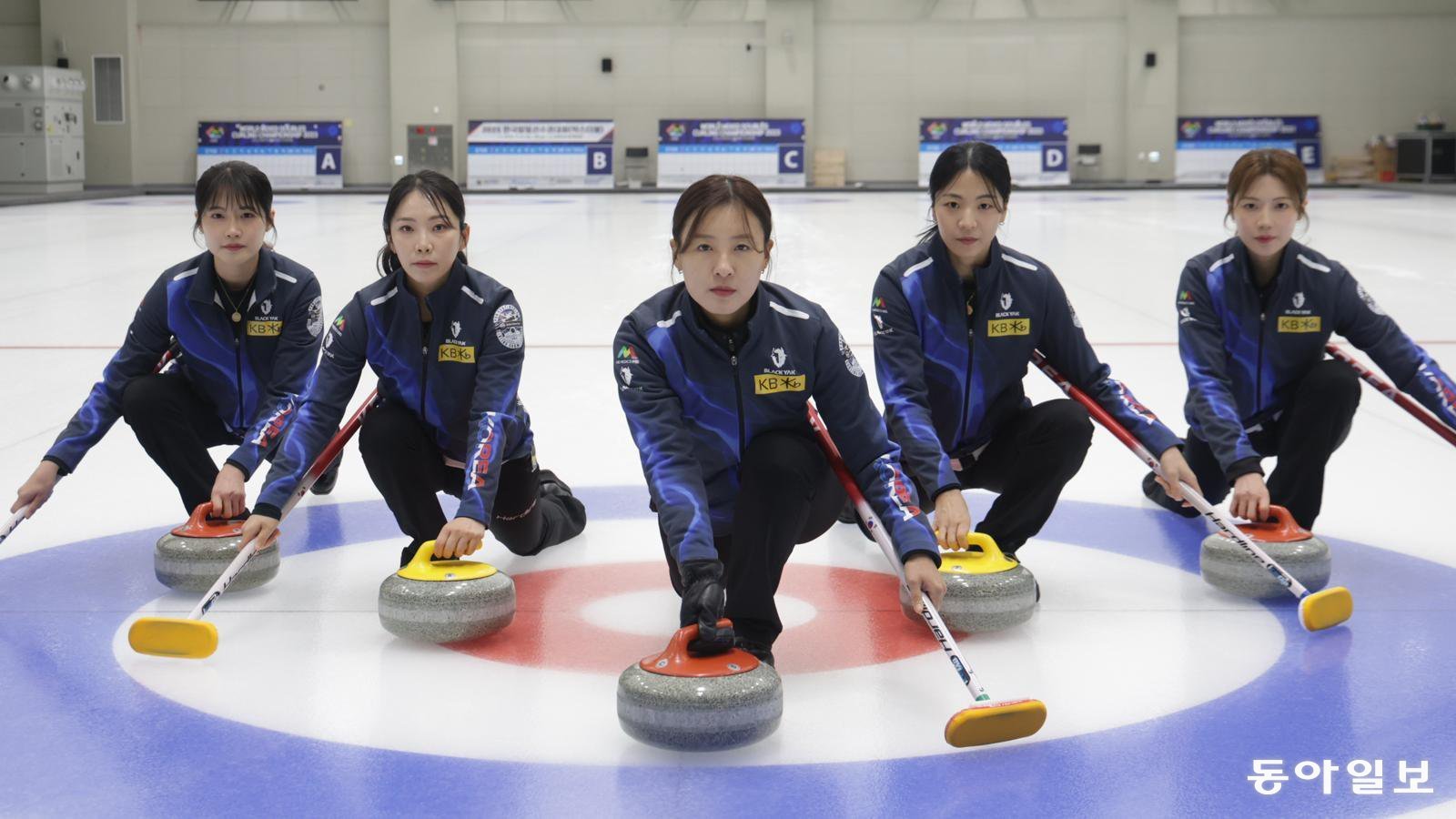 2026 밀라노-코르티나담페초 겨울올림픽에서 한국 컬링 첫 금메달을 노리는 여자 컬링 대표팀 ‘팀 김’, 일명 ‘5G’ 선수들이 27일 충북 진천선수촌 컬링 훈련장에서 스톤을 굴리는 자세를 취하고 있다. 왼쪽부터 설예은(리드), 김수지(세컨드), 김은지(스킵), 김민지(서드), 설예지(후보). 진천=박형기 기자 oneshot@donga.com