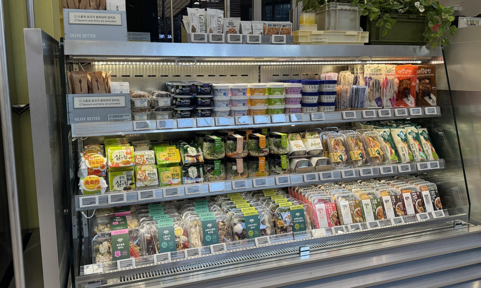 CJ 올리브영의 웰니스 큐레이팅 플랫폼 ‘올리브베러(OLIVE BETTER)’ 광화문점 1층에 마련된 신선·냉장식품. 김혜린 동아닷컴 기자 sinnala8@donga.com