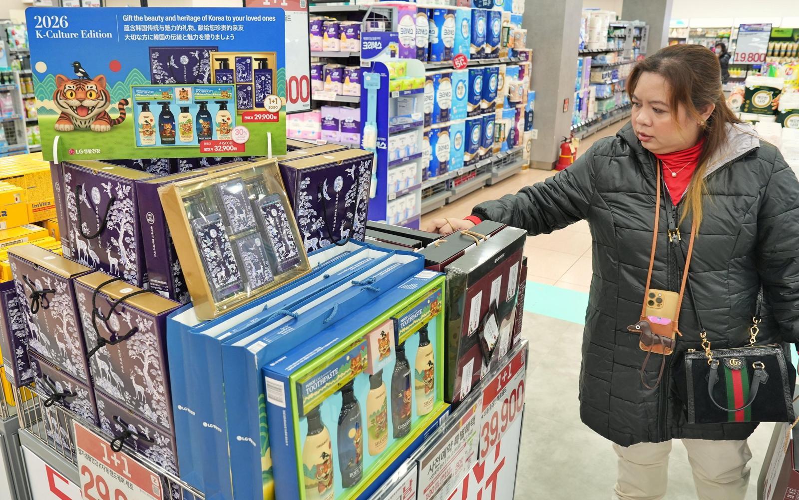 27일 서울 중구에 위치한 롯데마트 제타플렉스 서울역점에서 외국인 관광객이 한국 전통 문화 이미지가 적용된 설 선물세트를 구경하고 있다. 롯데마트 제공