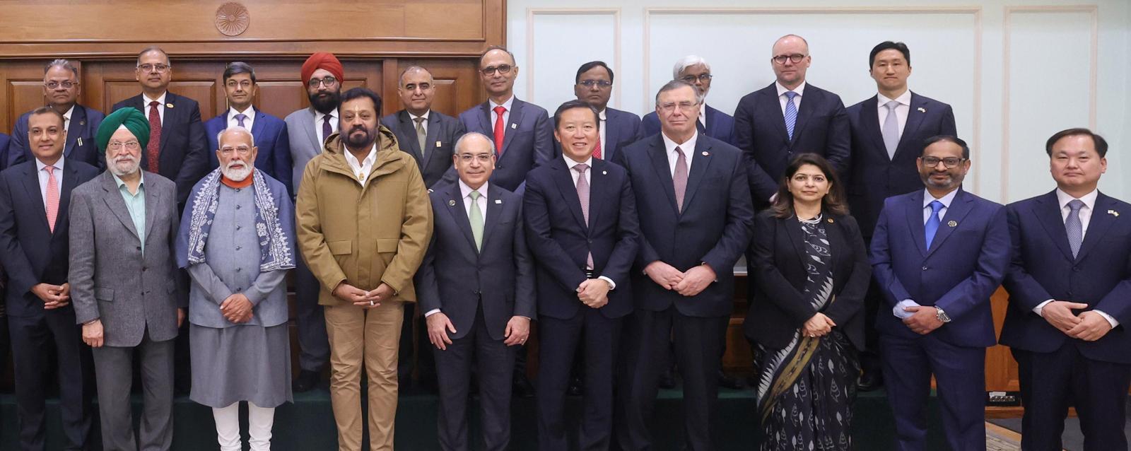 28일(현지 시간) 인도 뉴델리 총리 관저에서 진행된 ‘글로벌 에너지 리더 라운드테이블’ 행사에서 정기선 HD현대 회장(뒷줄 오른쪽), HD한국조선해양 김형관 대표(앞줄 오른쪽)가 나렌드라 모디 인도 총리(앞줄 왼쪽에서 세 번째)와 기념사진을 찍고 있다. 정 회장은 국내 기업인 중 유일하게 모디 총리의 초청을 받아 이번 행사에 참석했다. 인도 총리실 제공