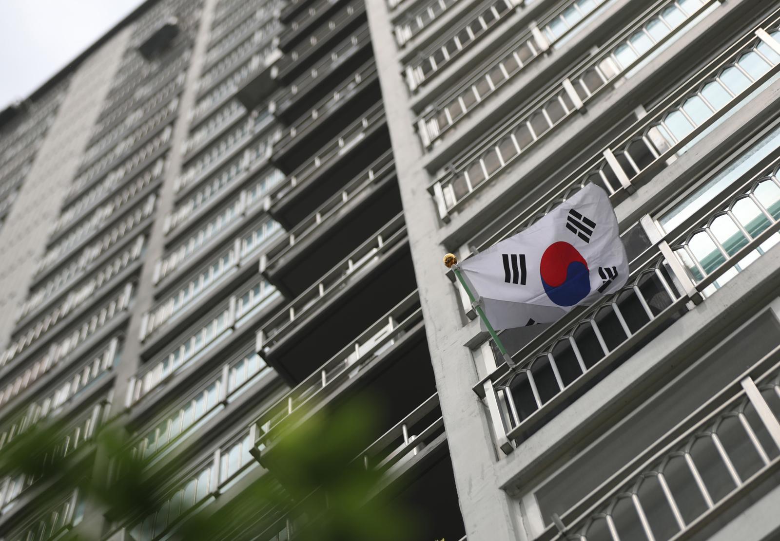 제76주년 제헌절인 지난 2024년 7월 17일 오후 경기 수원시의 한 아파트단지에 태극기가 게양되어 있다. 2024.7.17/뉴스1