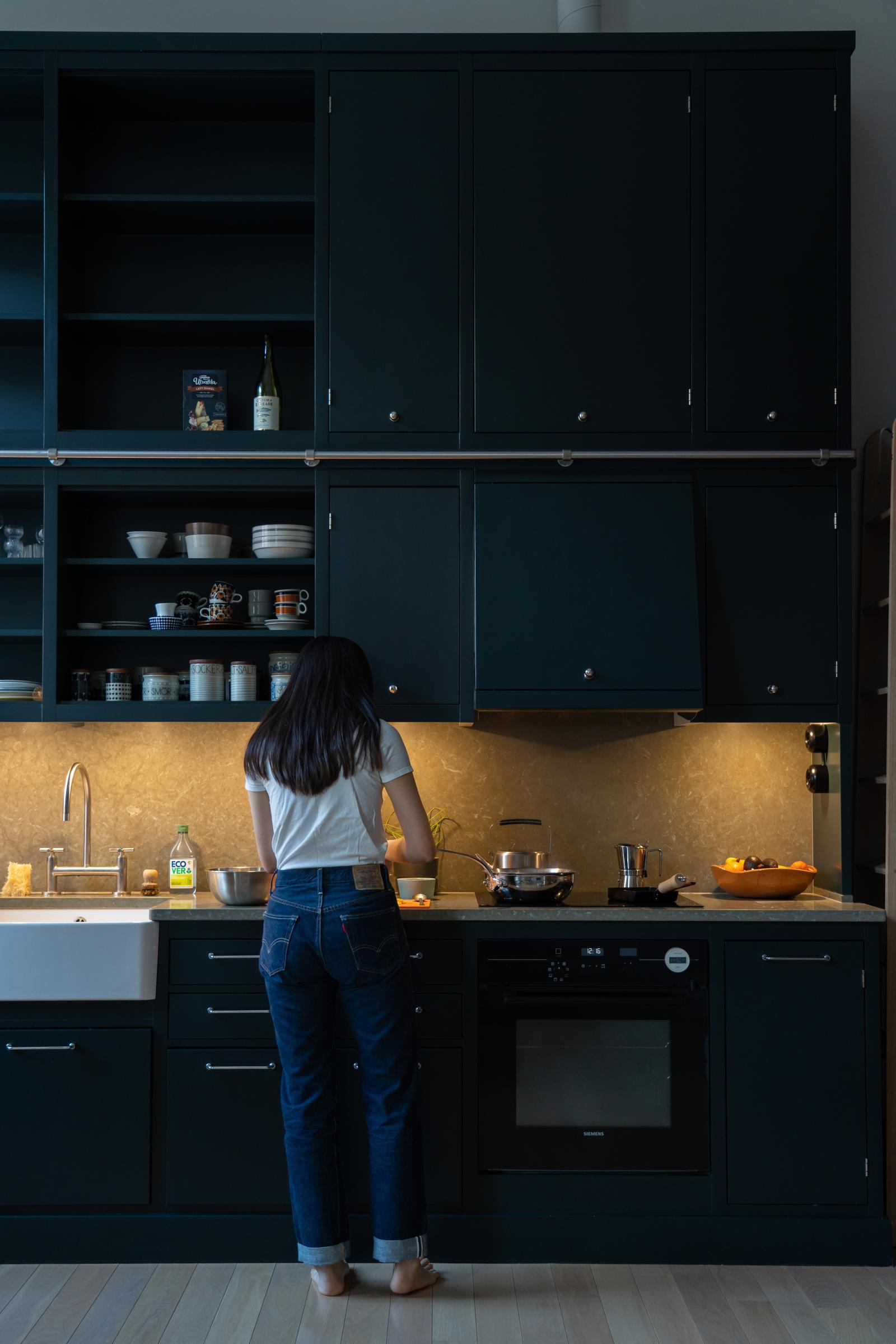 스웨덴에서 활동하는 신서영 섬유 작가가 경매로 얻은 스톡홀름의 집 주방에서 요리하고 있다. 
정성갑 대표 제공