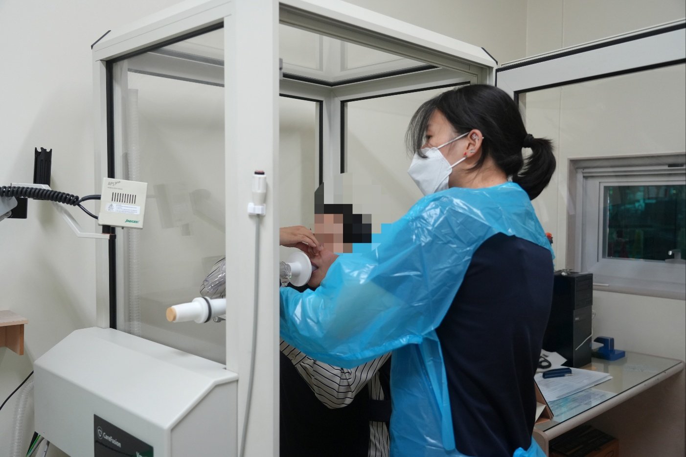 분당제생병원 의료진이 호흡기 질환이 의심되는 환자의 폐 기능을 검사하고 있다. 분당제생병원 제공