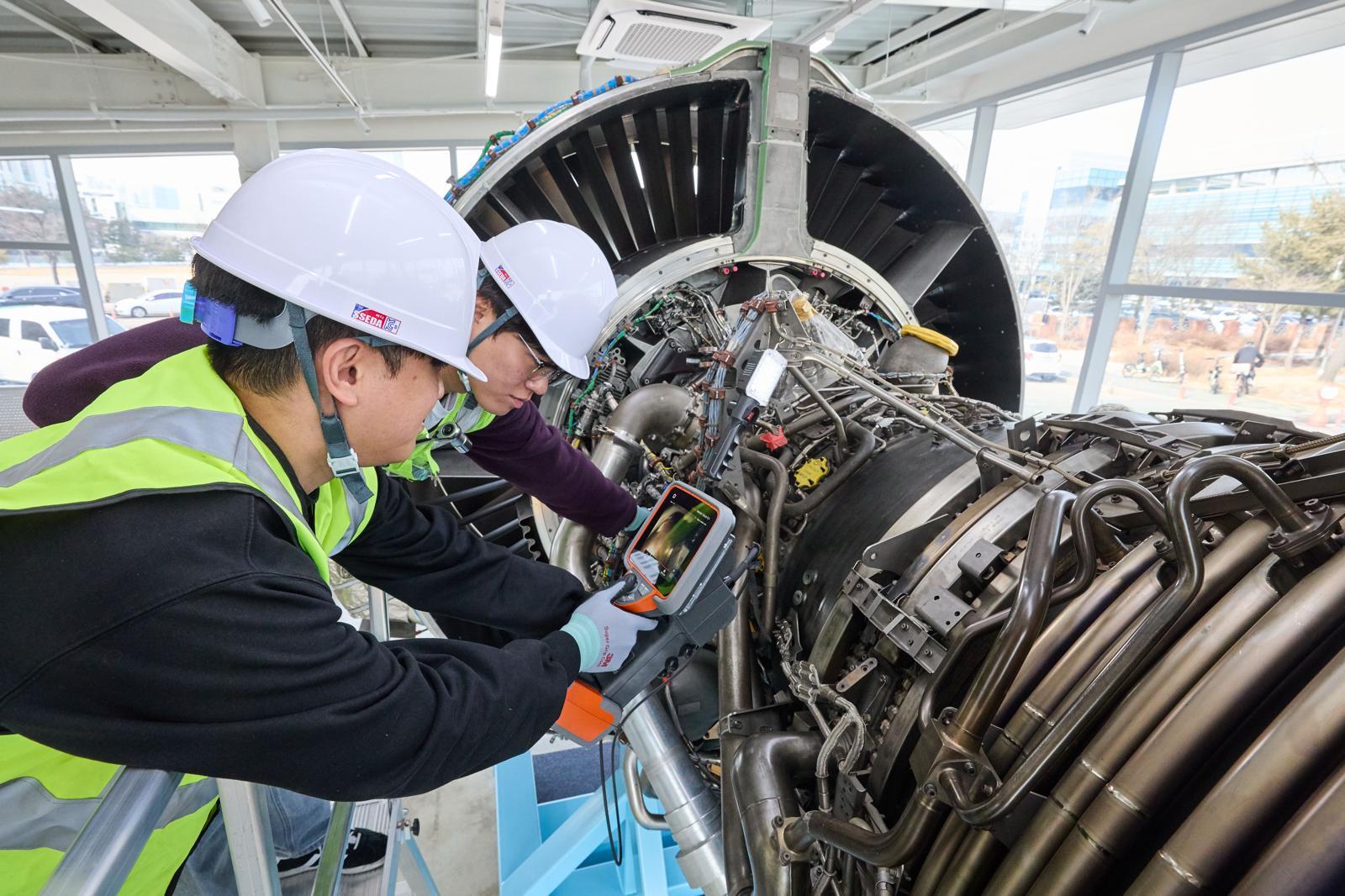 인하대 항공우주공학과 학생들이 27일 인천 연수구 송도국제도시에 있는 항공우주융합캠퍼스 엔진 연구 실습동에서 항공기 엔진 점검 실습을 하고 있다. 인하대 제공
