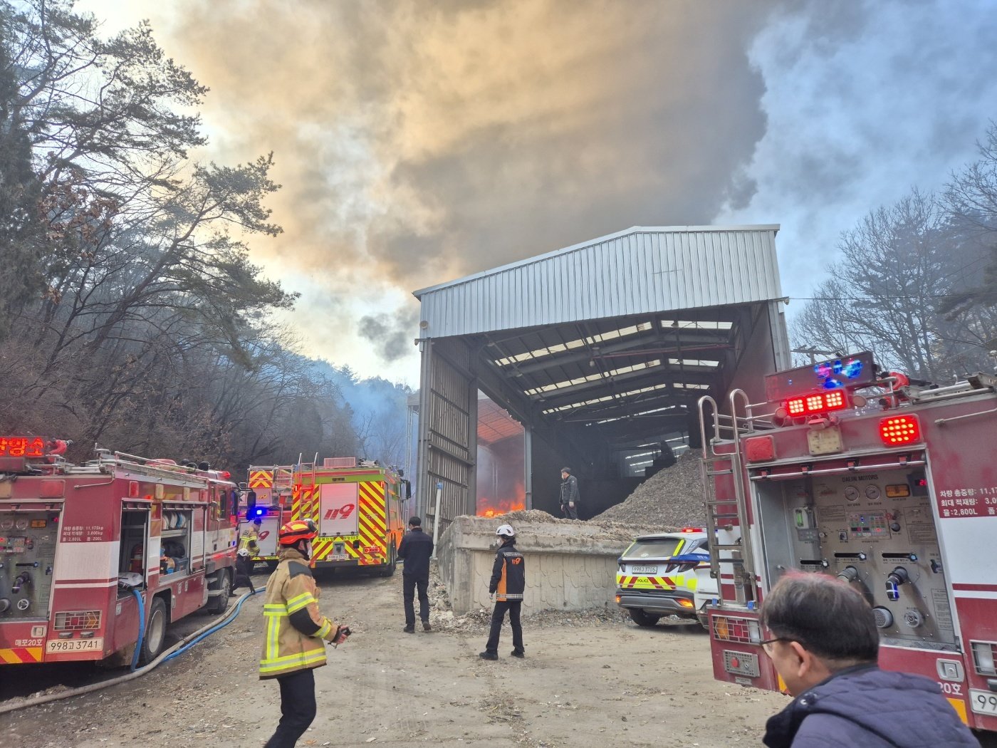 단양군 매포읍 폐기물 업체에서 난 화재가 야산으로 확산, 소방이 진화에 나서고 있다. 단양군 제공/뉴스1