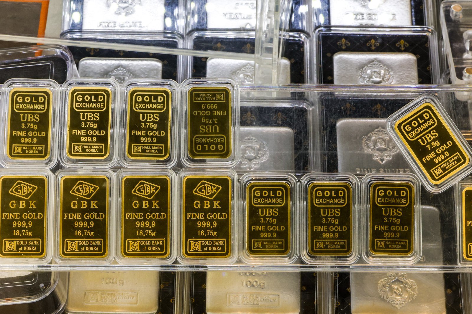 26일 서울시내 금은방에 골드바와 실버바가 진열되어 있다.  금값이 사상 처음으로 온스당 5000달러를 돌파했다. 금값은 연초 이후 15% 올랐고, 1년 동안 누적 79% 급등했다. 안전자산인 금값은 지정학적 긴장 고조와 달러 자산 회피 등의 여파로 오름세를 보이고 있다. 2026.01.26. 뉴시스