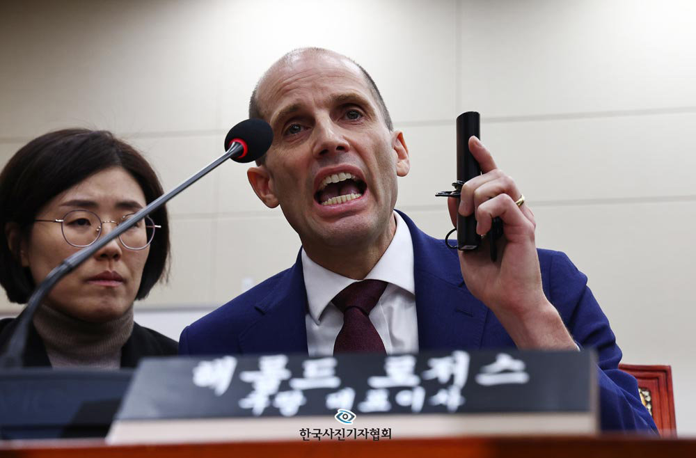 2025년 12월 30일 해롤드 로저스 쿠팡 대표이사가 서울 여의도 국회에서 열린 쿠팡 침해사고 및 개인정보 유출, 불공정 거래, 노동환경 실태 파악과 재발방지 대책 마련을 위한 연석 청문회에서 최민희 과방위원장의 동시통역기 착용 요구에 대해 입장을 밝히고 있다. 2026.01.15. 사진=한국사진기자협회 제공