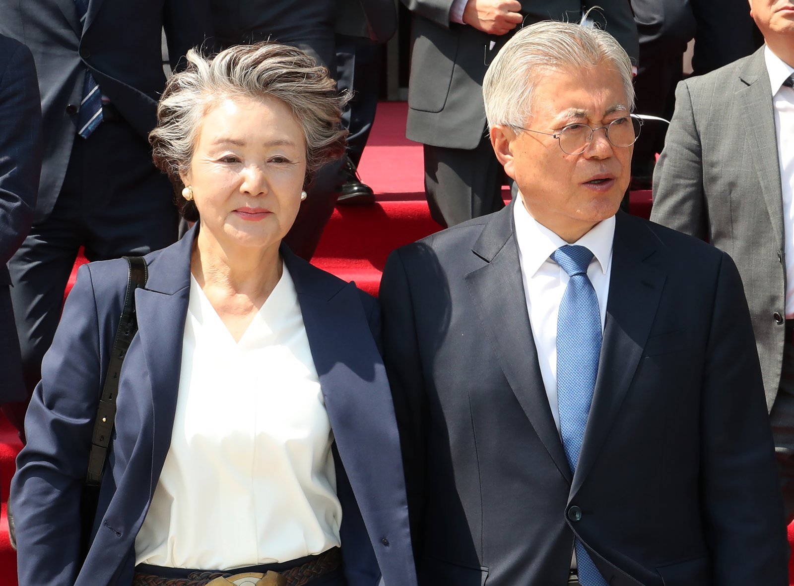 문재인 전 대통령이 25일 서울 여의도 국회에서 우원식 국회의장과 면담을 마친 뒤 ‘4.27 판문점선언 7주년 기념식’을 위해 행사장으로 이동하고 있다. 2025.04.25. 뉴시스