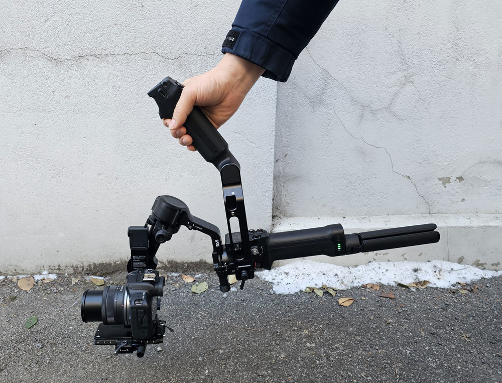 전자 브리프케이스 핸들을 이용해 낮은 앵글 촬영을 편하게 할 수 있다 / 출처=IT동아