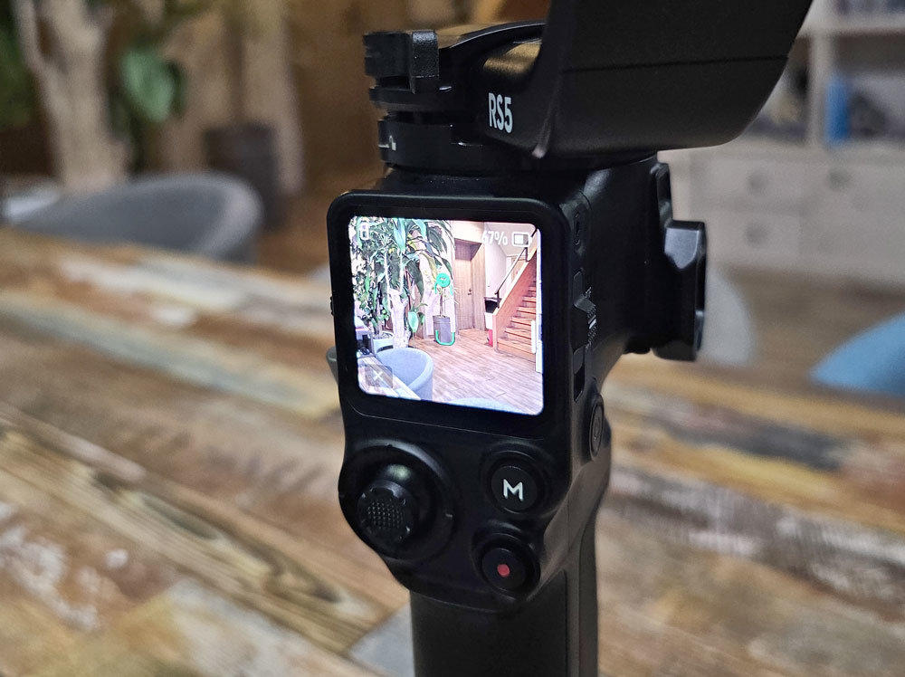 모듈을 꽂으면 짐벌의 터치스크린을 통해 추적할 피사체를 지정할 수 있다 / 출처=IT동아