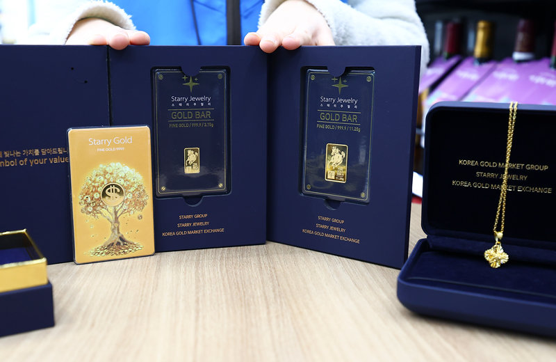 은과 금값이 오르자 설 명절을 앞두고 유통업계가 은과 금 상품 판매 경쟁에 돌입했다. GS리테일이 운영하는 편의점 GS25는 ‘붉은 말의 해’를 맞이해 붉은 말 골드바를 내놨다. 뉴시스