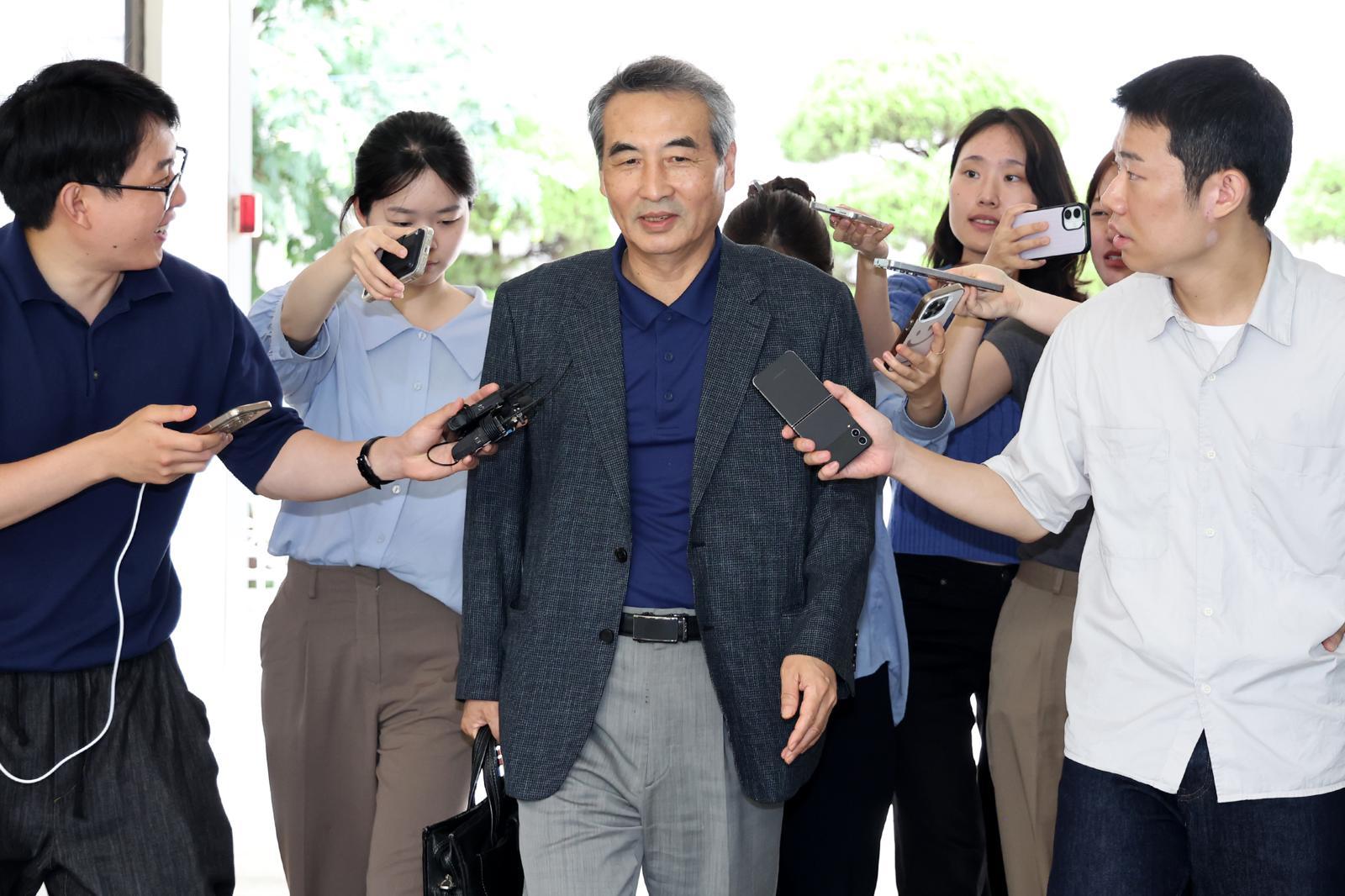 윤석열 전 대통령의 부인 김건희 여사 의혹 관련 사건을 맡은 민중기 특별검사가 29일 오전 서울 서초구 사무실로 출근하고 있다. 2025.6.29 뉴스1