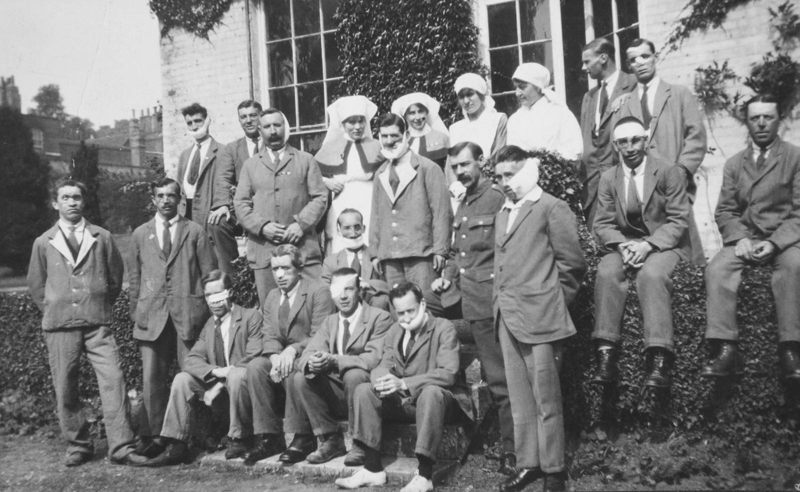 해럴드 길리스가 근무했던 퀸스 병원의 환자와 간호사들. 열린책들 제공