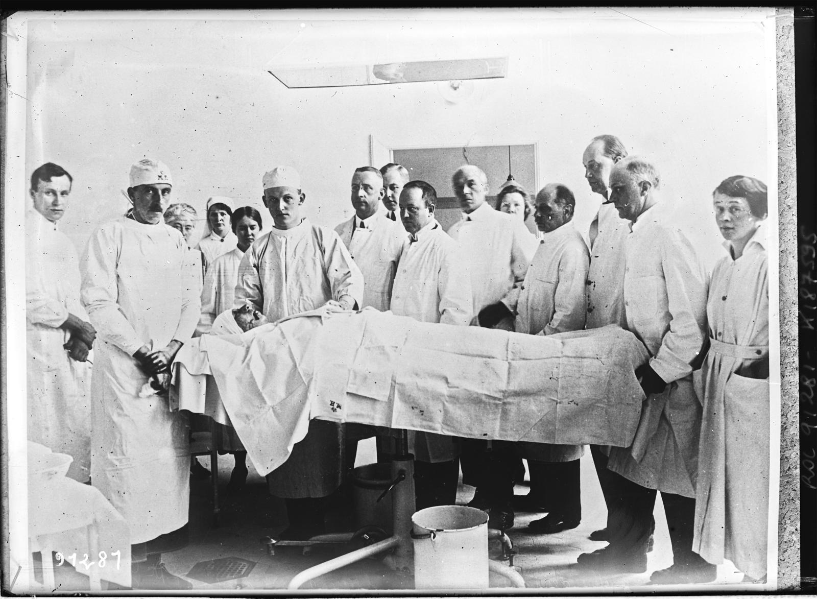 1924년 폭발로 상처를 입은 덴마크 해병의 수술 직전의 해럴드 길리스(왼쪽에서 두 번째). 열린책들 제공