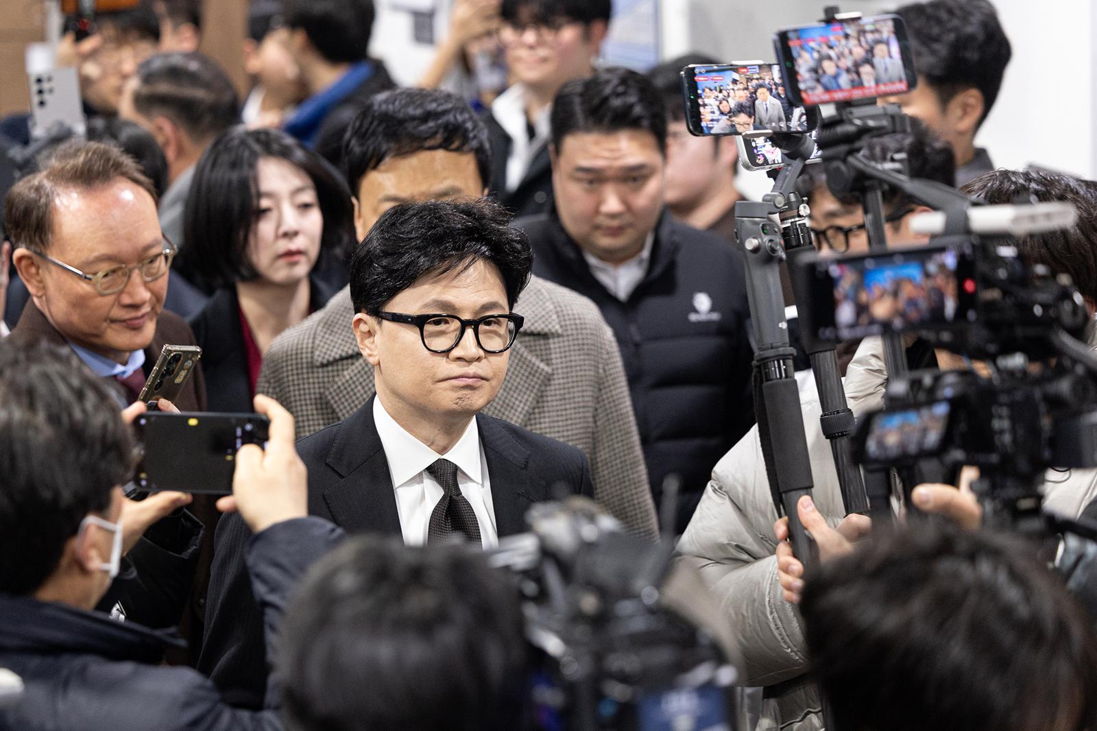 한동훈 전 국민의힘 대표가 29일 서울 여의도 국회 소통관에서 국민의힘 지도부의 제명 결정에 관한 입장 발표를 마치고 차량으로 향하고 있다. 뉴스1