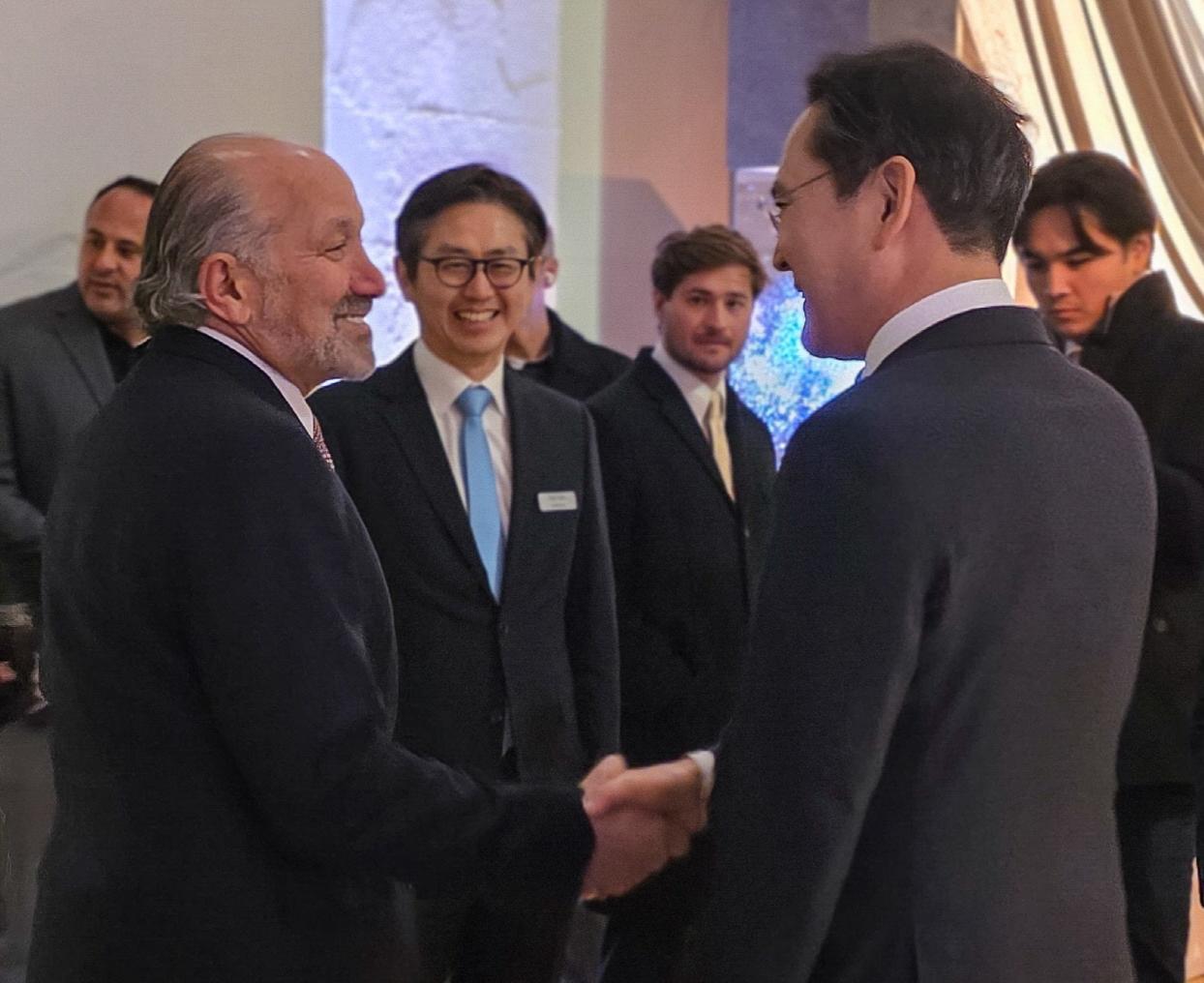 이날 하워드 러트닉 미 상무장관이 참석해 이 회장과 대화를 나누고 있다. 삼성전자 제공