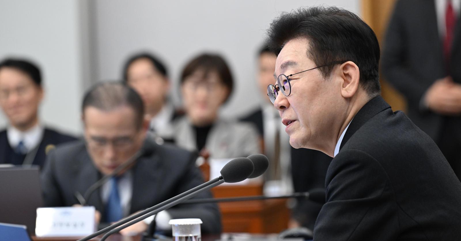 이재명 대통령이 29일 청와대에서 열린 수석보좌관회의에서 발언하고 있다. 이날 이 대통령은 “할 일은 산더미처럼 많아 잠이 잘 안 오기도 한다”며 “입법과 행정 과정에 있어 속도를 더 확보했으면 좋겠다”고 말했다. 청와대사진기자단