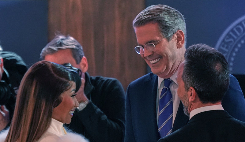 스콧 베선트 미국 재무장관(오른쪽)이 28일(현지 시간) 미국 워싱턴 카네기멜런 오디토리엄에서 열린 행사에서 래퍼 니키 미나즈와 대화하고 있다. 베선트 장관은 이날 CNBC 인터뷰에서 “한국 국회가 아직 무역 합의를 통과시키지 않았다”며 “(도널드 트럼프 대통령의 관세 인상 결정이) 상황을 진전시키는 데 도움이 될 것으로 생각한다”고 말했다. AP 뉴시스