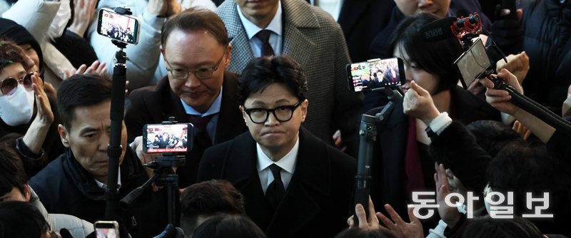 국민의힘 최고위원회의에서 제명 처분이 확정된 한동훈 전 대표(가운데)가 29일 서울 여의도 국회 소통관에서 기자회견장으로 이동하고 있다. 한 전 대표는 “저는 반드시 돌아옵니다”라고 밝혔다. 이훈구 기자 ufo@donga.com