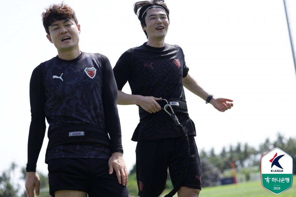 밝은 표정으로 훈련 중인 신광훈(왼쪽)과 기성용. 한국프로축구연맹 제공