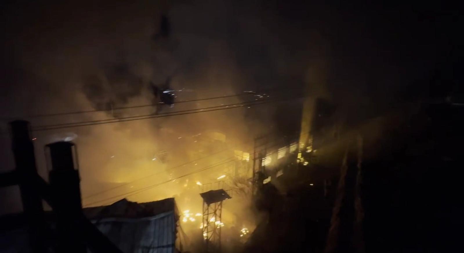 지난 29일 오후 6시 52분쯤 김해시 생리면의 한 비철금속 제조공장에서 불이나 13시간 째 진화를 이어가고 있다. 사진은 화재 현장 모습.(경남소방본부 제공. 재판매 및 DB금지)