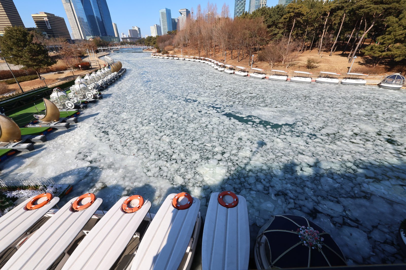 연일 강추위가 이어지는 29일 오후 인천 연수구 송도센트럴파크의 수로가 얼어 붙어 있다. 2026.01.29 뉴시스