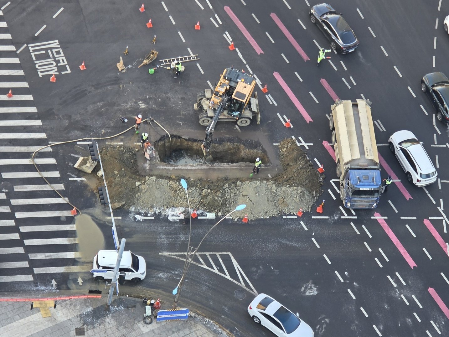 30일 인천 송도국제도시 인천경제자유구역청 앞 사거리에서 누수가 발생해 시 상수도사업본부가 보수 작업을 하고 있다. 2026.01.30 뉴시스