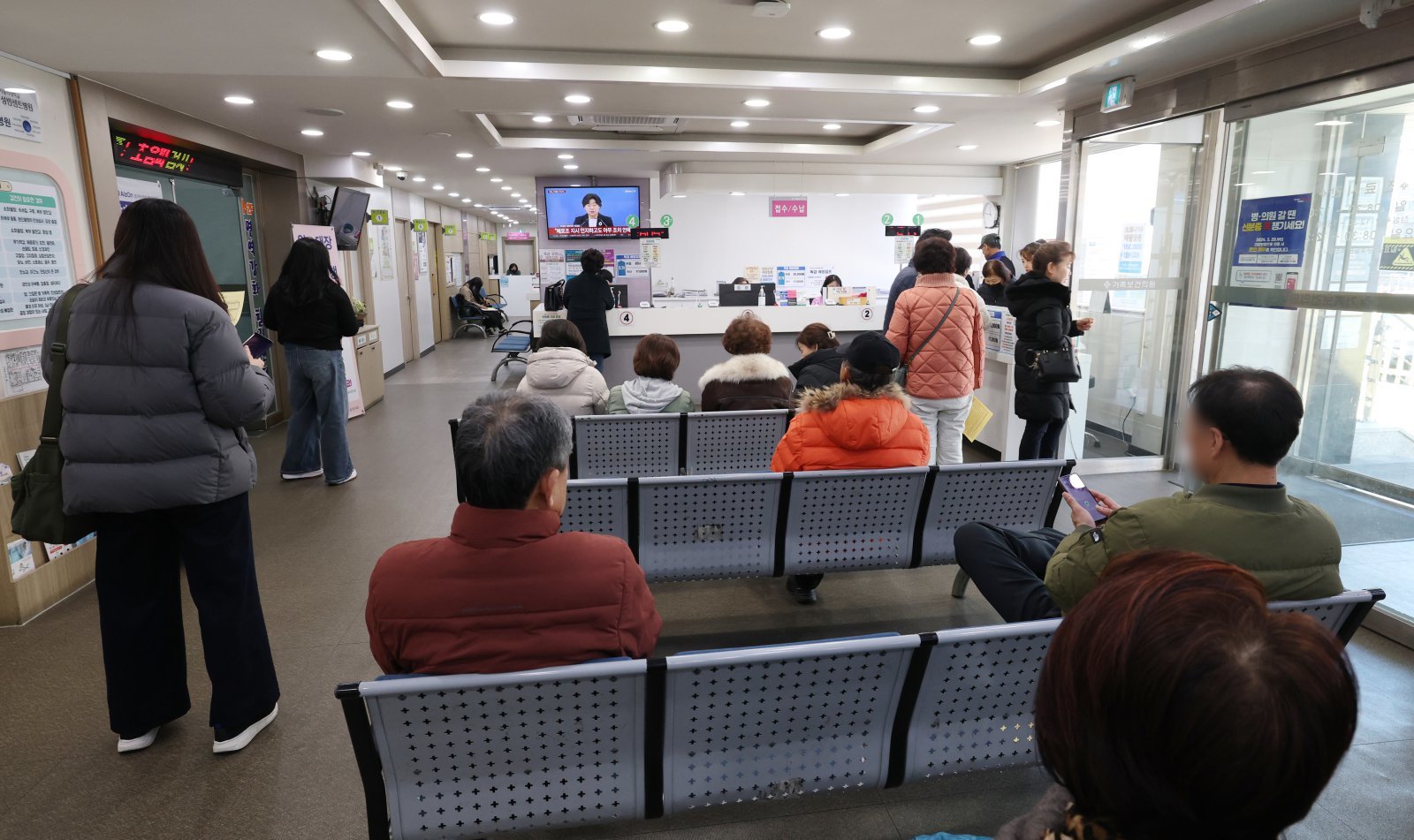 경기 수원시 팔달구 인구보건복지협회 경기도지회 가족보건의원 찾은 환자들이 진료를 기다리고 있다. 2025.11.28/뉴스1