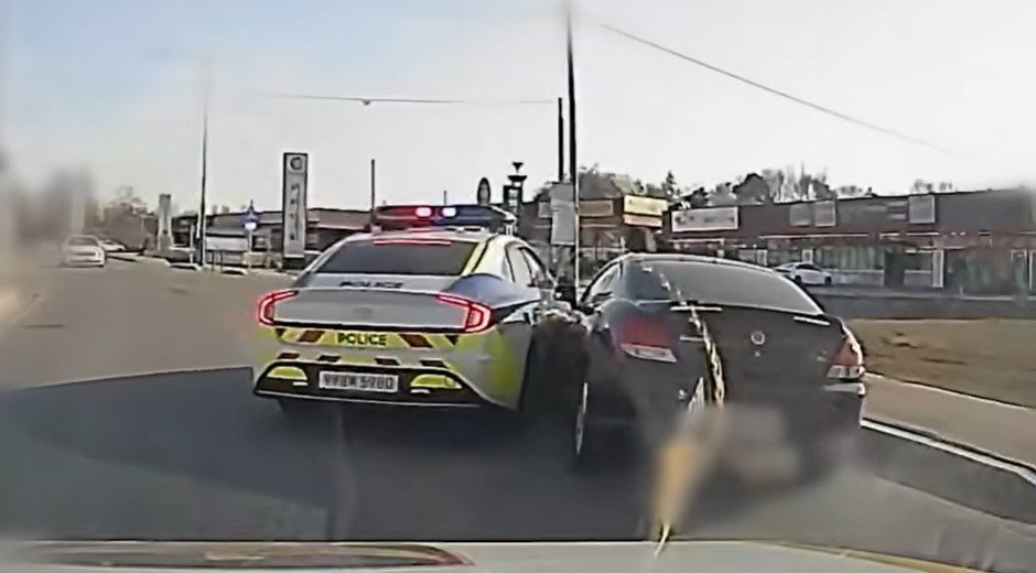 경찰차에 막힌 A 씨 차량. 대한민국 경찰청 유튜브 영상 캡처