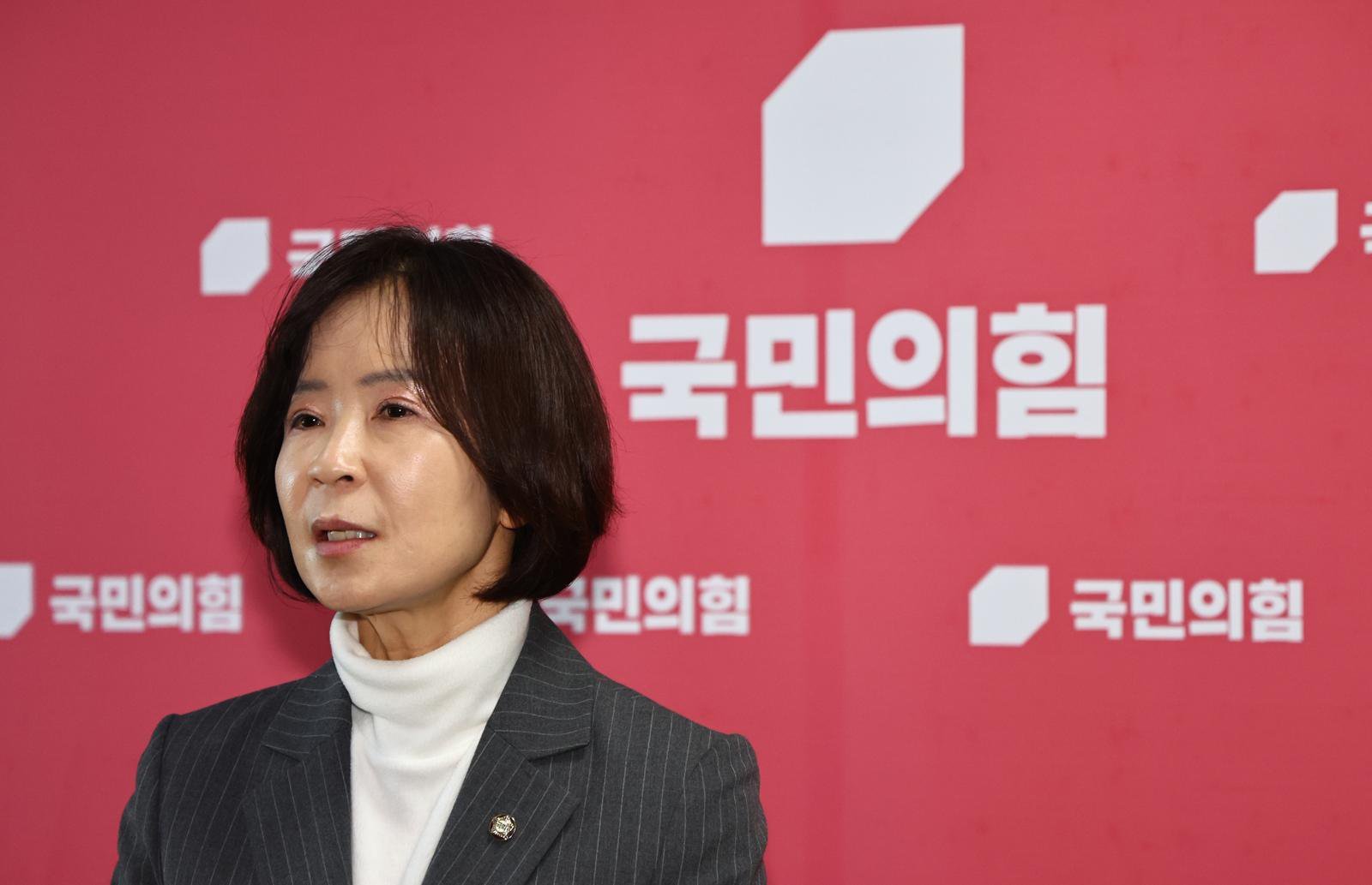 [서울=뉴시스] 최수진 국민의힘 원내수석대변인이 21일 오전 서울 여의도 국회에서 ‘원내대표-초선 의원 모임’이 끝난 후 기자회견하고 있다. 2026.01.21.