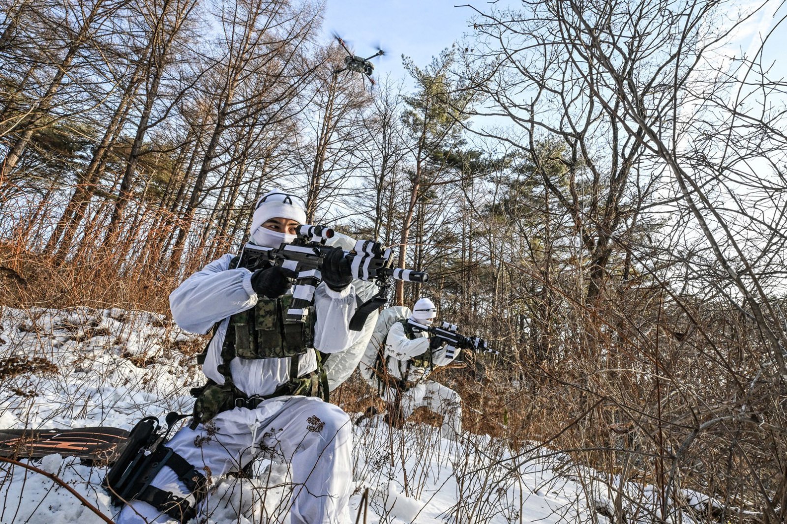 육군 특전사 장병들이 설한지 극복훈련 간 적 후방침투 후 드론과 함께 정찰활동을 하는 모습. (육군 제공. 재판매 및 DB 금지) 2026.1.22