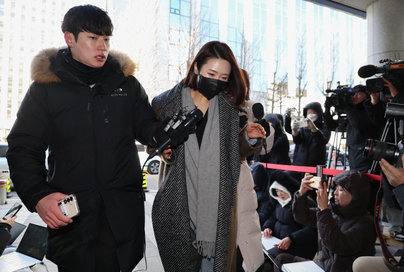 더불어민주당을 탈당한 김병기 의원의 측근으로 알려진 이지희 동작구의회 부의장이 21일 서울 마포구 서울경찰청 광역수사단 공공범죄수사대에 정치자금법 위반 혐의로 조사를 받기 위해 출석하고 있다.   이 부의장은 김 의원의 공천현금 수수와 차남 숭실대 특혜 편입 의혹에 연루된 혐의를 받고 있다. 2026.01.21. [서울=뉴시스]