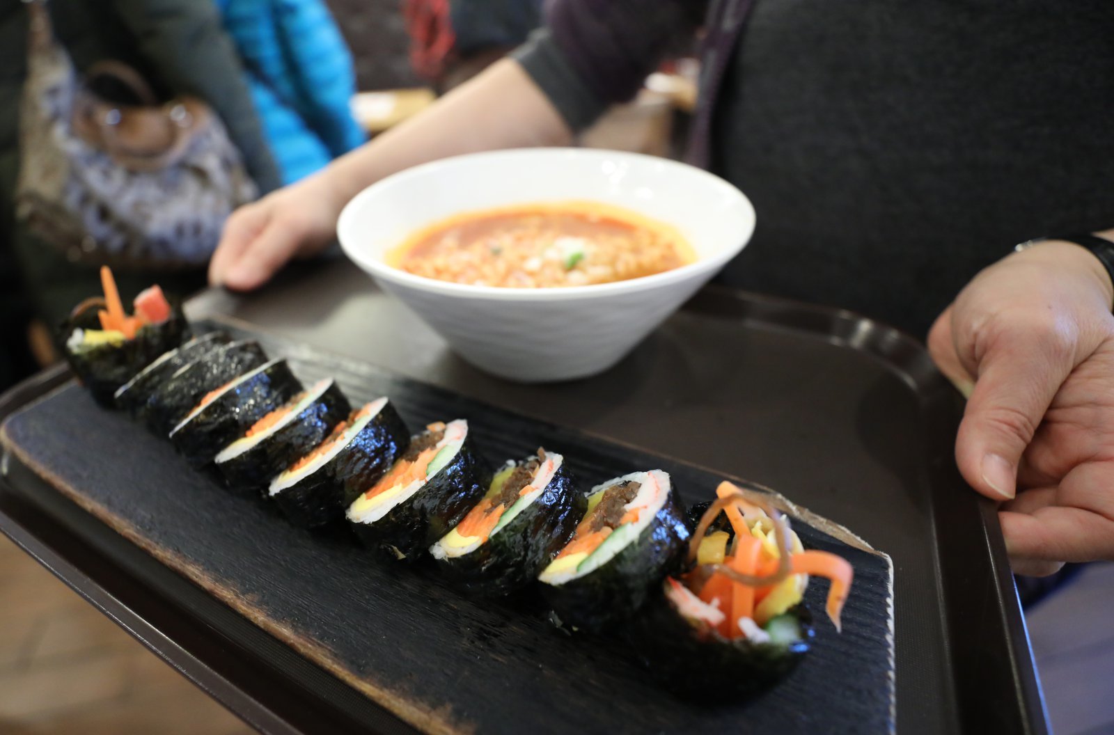 서울시내의 한 분식집에서 종업원이 김밥과 라면을 준비하고 있다. ⓒ News1