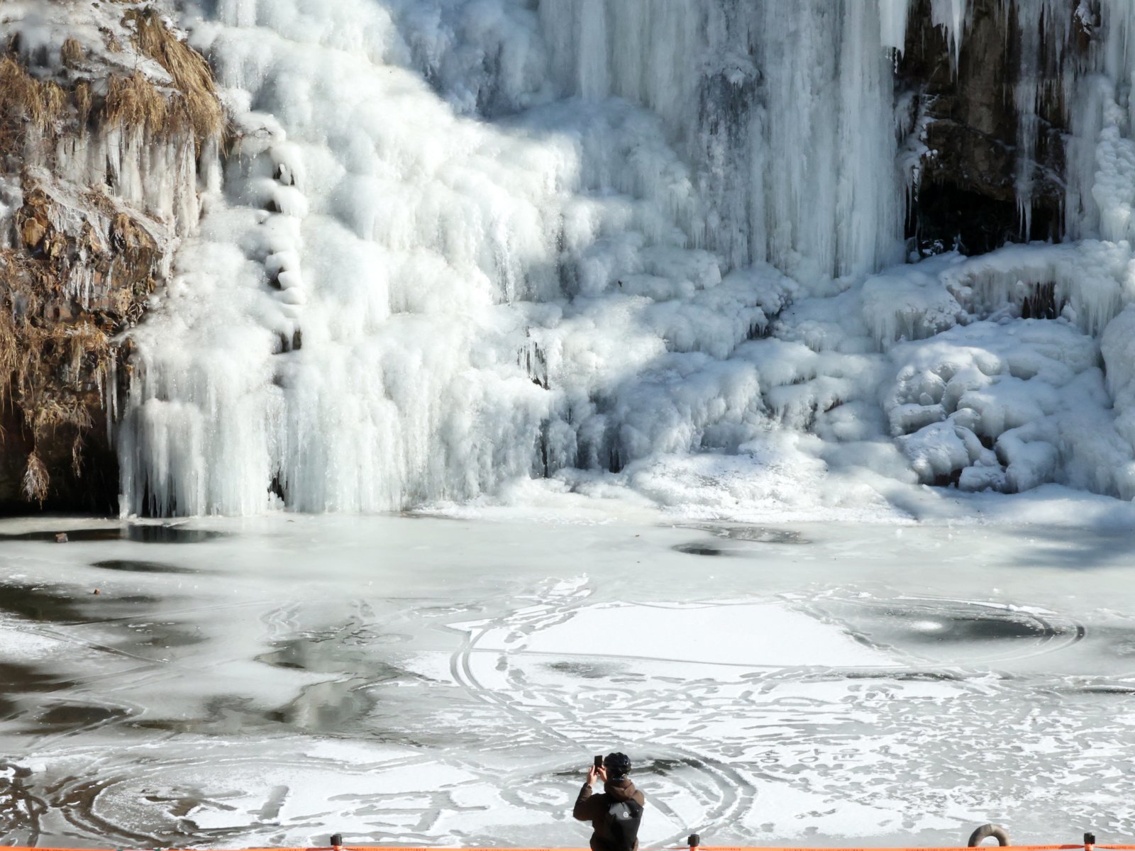 강추위가 이어지고 있는 29일 오후 서울 서대문구 홍제천 인공폭포가 얼어붙어 있다. 2026.1.29/뉴스1