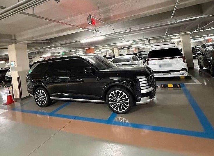 한 아파트 지하 주차장에서 준대형 스포츠유틸리티차량(SUV)이 경차 전용 주차면 3칸을 가로로 점령한 사진이 온라인에 확산되며 공분을 사고 있다. 보배드림 캡처