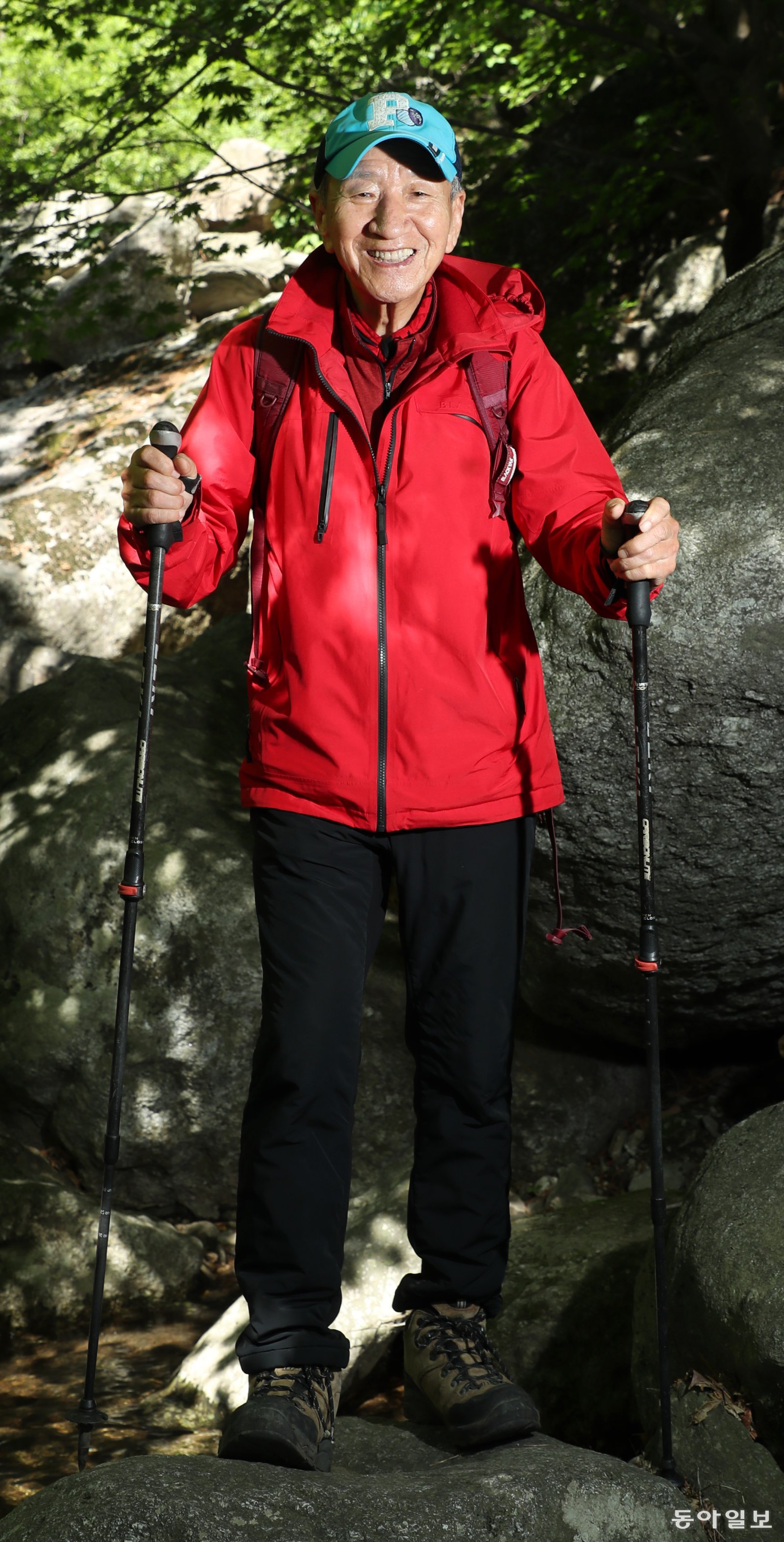 설균태 성균관 고문회장이 경기 남양주 축령산을 오르며 활짝 웃고 있다. 1974년부터 등산을 시작해 건강을 지키고 있는 설 회장은 5년 전 축령산 근처로 이사와 매일 산을 오르고 있다. 남양주=신원건 기자 laputa@donga.com