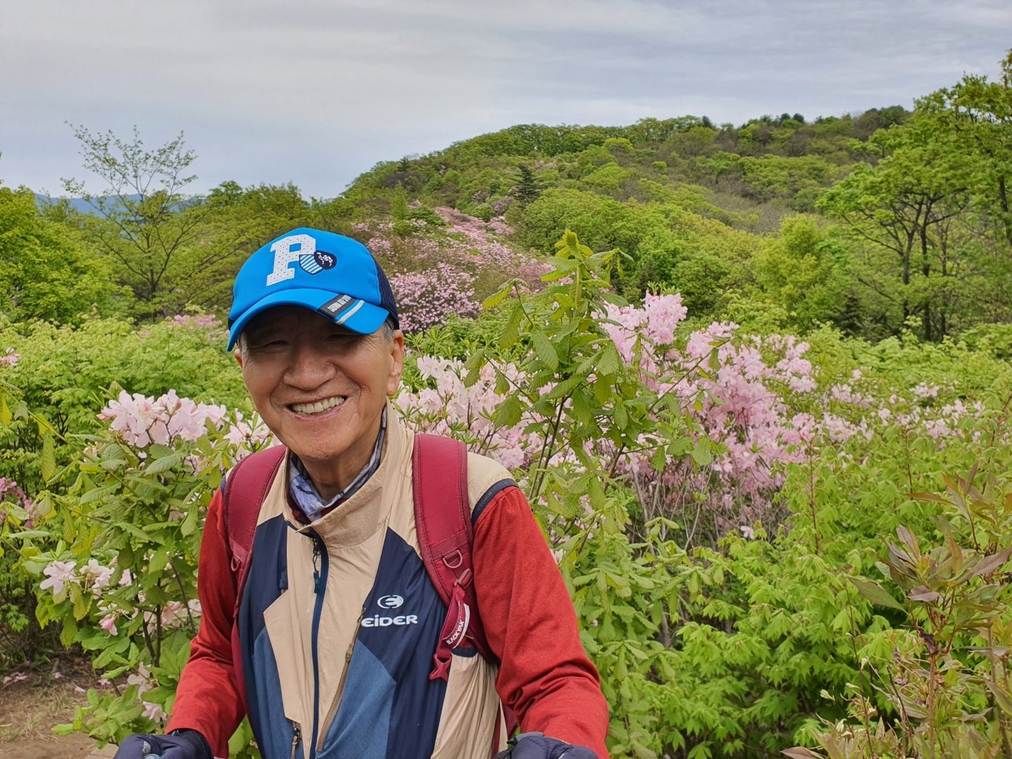 밝은 모습으로 산을 오르고 있는 설균태 회장. 설균태 회장 제공.