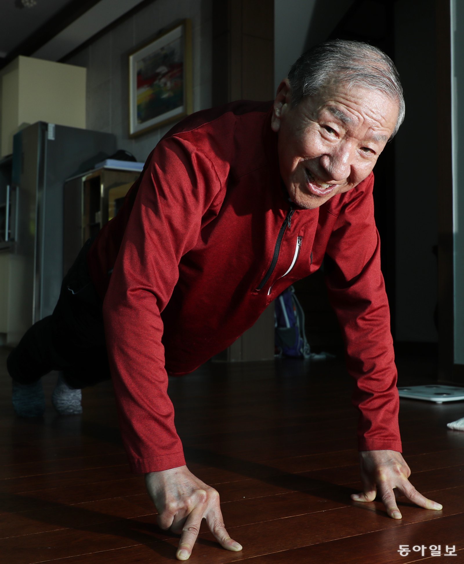 설균태 회장이 경기 남양주 수동면 자택에서 3개의 손가락으로 팔굽혀펴기를 하고 있다. 남양주=신원건 기자 laputa@donga.com