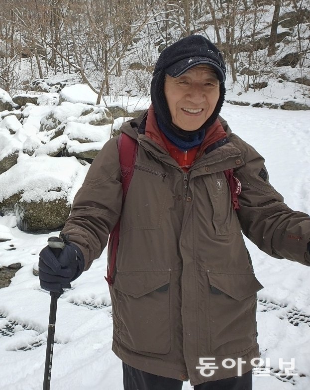 설균태 회장이 눈이 내린 가운데 산을 오르고 있다. 설균태 회장 제공.