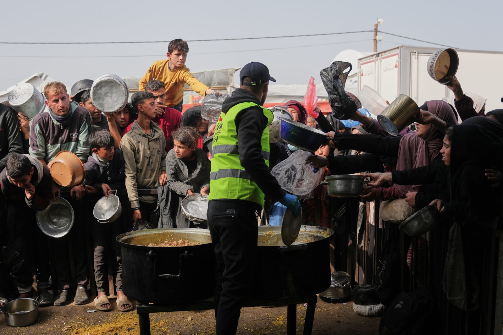 23일(현지 시간) 가자지구 남부 칸유니스의 급식소에서 음식을 받으려는 팔레스타인 주민들이 필사적으로 몰려들고 있다. 29일(현지 시간) 현지 언론에 따르면 이스라엘이 가자지구 전쟁으로 사망한 팔레스타인이 7만 명을 넘었다는 하마스 측 통계를 인정하기로 했다. 2026.01.30.[칸유니스=AP/뉴시스]
