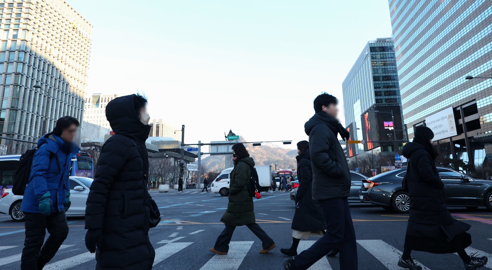 연일 강추위가 이어지는 29일 오전 서울 종로구 세종대로 사거리에서 시민들이 이동하고 있다. 2026.1.29/뉴스1