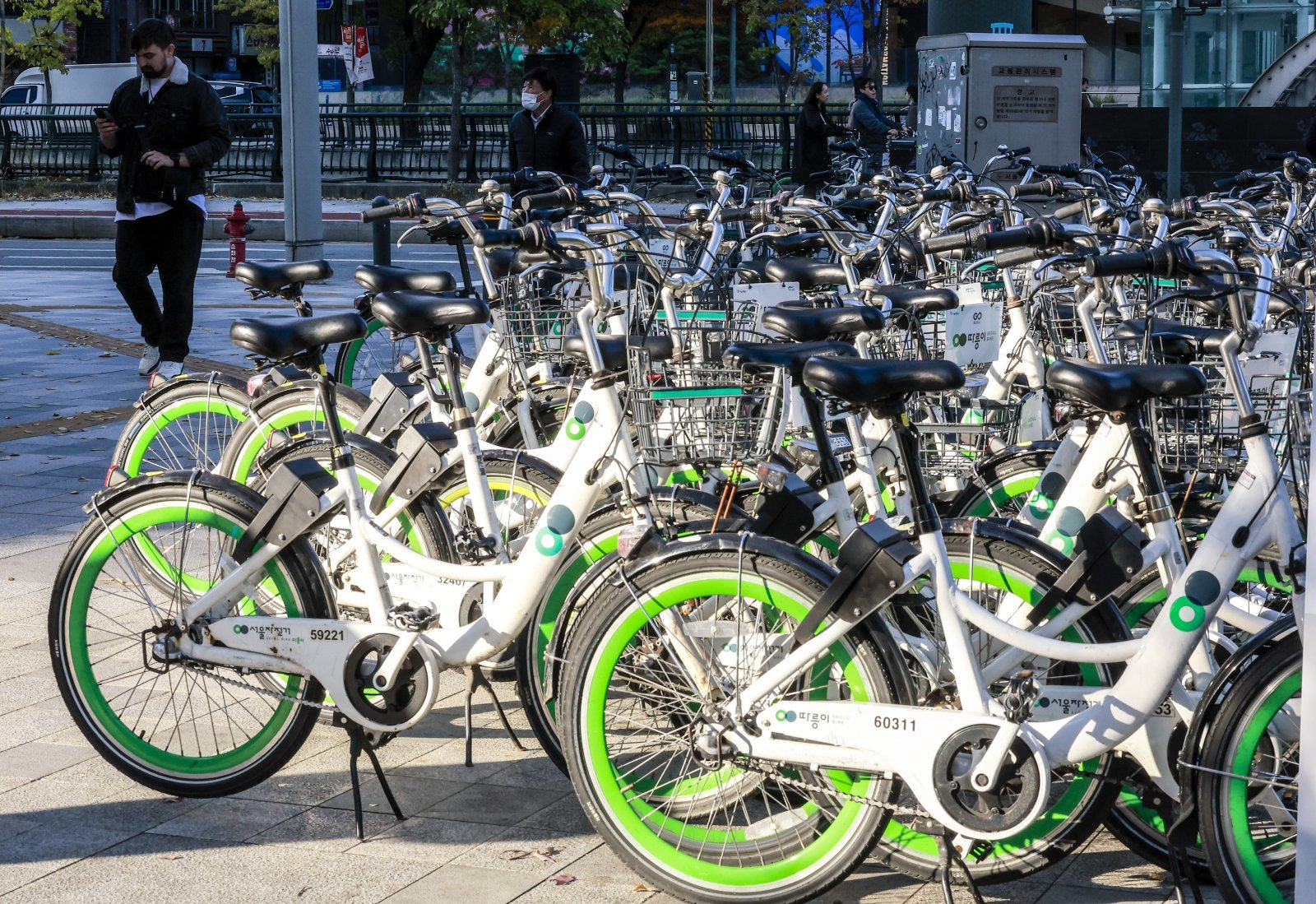 12일 서울시내 따릉이 대여소에 자전거가 세워져있다.  서울시 공공 자전거 따릉이를 타는 외국인 이용자가 급증했다. 이에 따라 시는 최장 이용 시간을 2시간에서 3시간으로 늘린다. 서울시에 따르면 K-컬처 열풍 등으로 서울을 찾는 외국인 관광객이 늘면서 따릉이 이용 외국인이 함께 증가하는 추세다. 지난 9월까지 외국인 따릉이 이용 건수는 2019년 동 기간 이용 실적 대비 2.5배 증가했다.2025.11.12. 서울=뉴시스