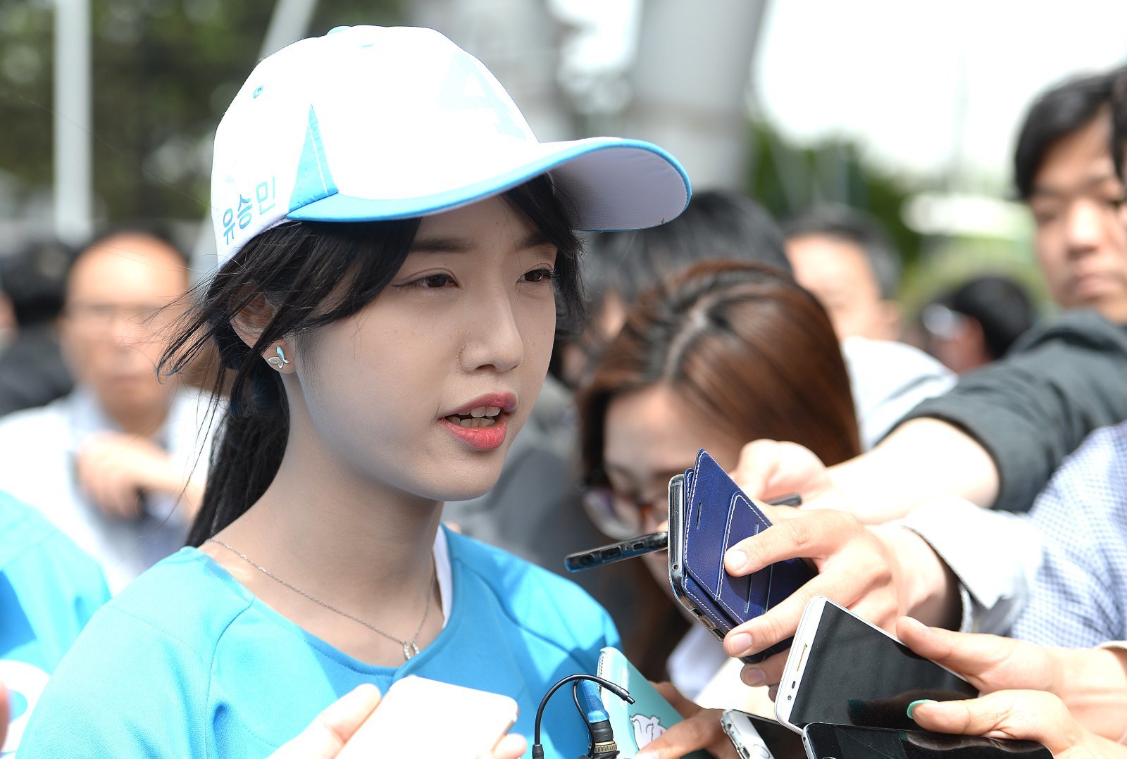 유승민 바른정당 대선후보의 딸 유담 씨가 6일 오후 경기도 수원시 수원월드컵경기장을 방문해 성희롱 사태 관련 발언을 하고 있다. 서울 마포경찰서는 지난 5일 유담씨를 강제추행한 혐의로 이모(30)씨를 집에서 붙잡아 조사한 뒤 불구속 입건하고 추가로 조사를 벌이고 있다고 밝혔다. 2017.5.6. 뉴스1