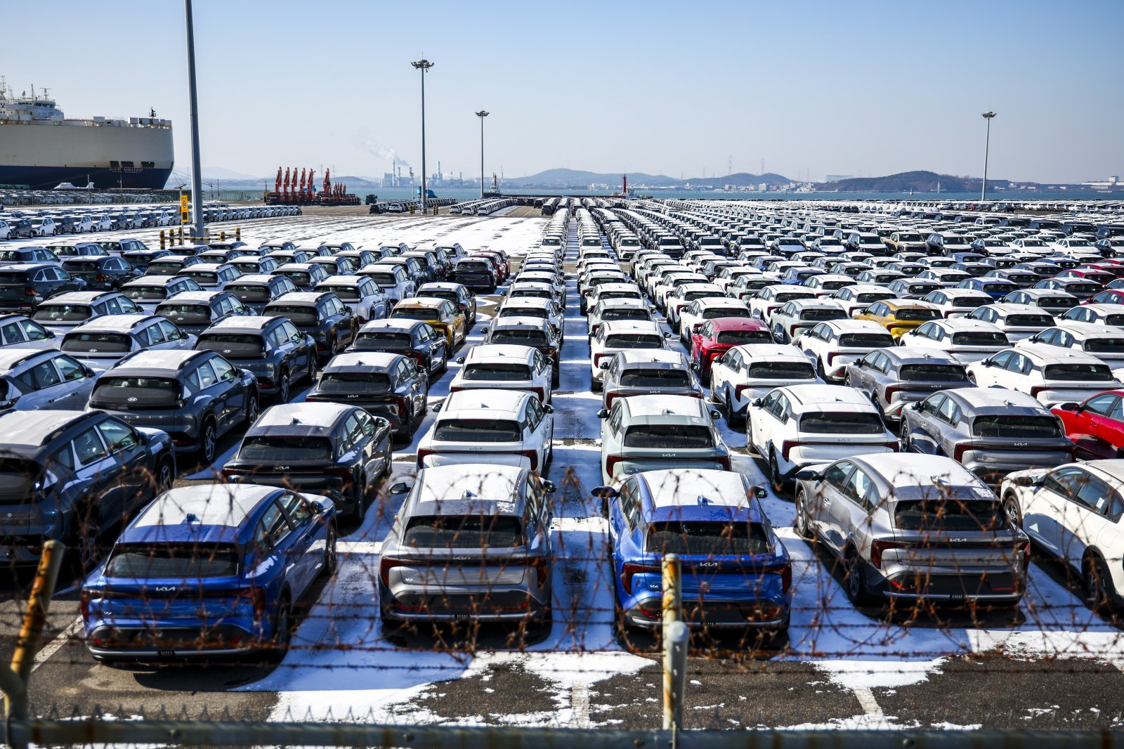 27일 경기 평택시 평택항에 수출용 자동차가 세워져 있다.   도널드 트럼프 미국 대통령이 한국산 제품에 대한 관세를 무역합의 이전 수준으로 다시 인상하겠다고 밝혔다. 트럼프 대통령은 이날 소셜미디어(SNS) 트루스소셜에 “한국 국회가 우리의 역사적인 무역합의를 비준하지 않았기에, 그들의 권한이지만, 저는 이에 따라 한국산 자동차, 목재, 의약품 및 기타 상호관세를 15%에서 25%로 인상할 것이다”고 밝혔다. 2026.01.27 뉴시스