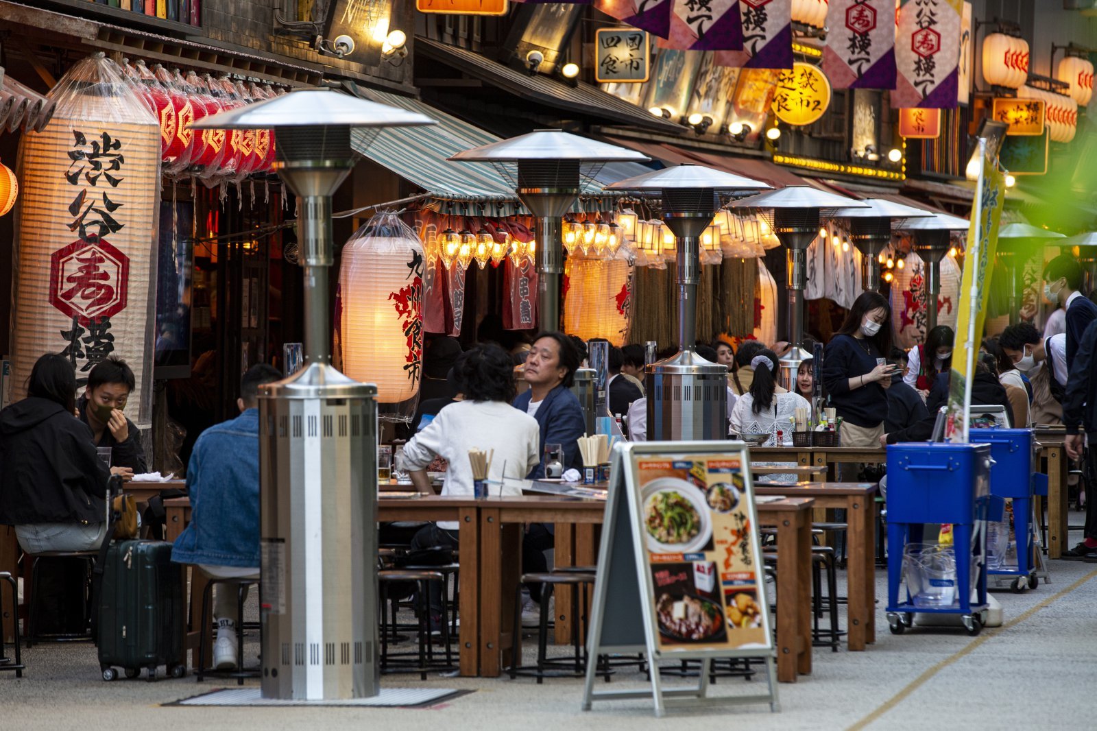 내달 8일 중의원(하원) 선거를 앞두고 일본 여야가 ‘소비세 감세’를 고물가 대책으로 내세우고 있으나, 많은 경제 전문가들은 반대하고 있는 것으로 조사됐다. 사진은 2021년 1월 20일 일본 도쿄 식당과 술집의 야외 좌석에 시민들이 앉아있는 모습. 2026.01.30 [도쿄=AP/뉴시스]