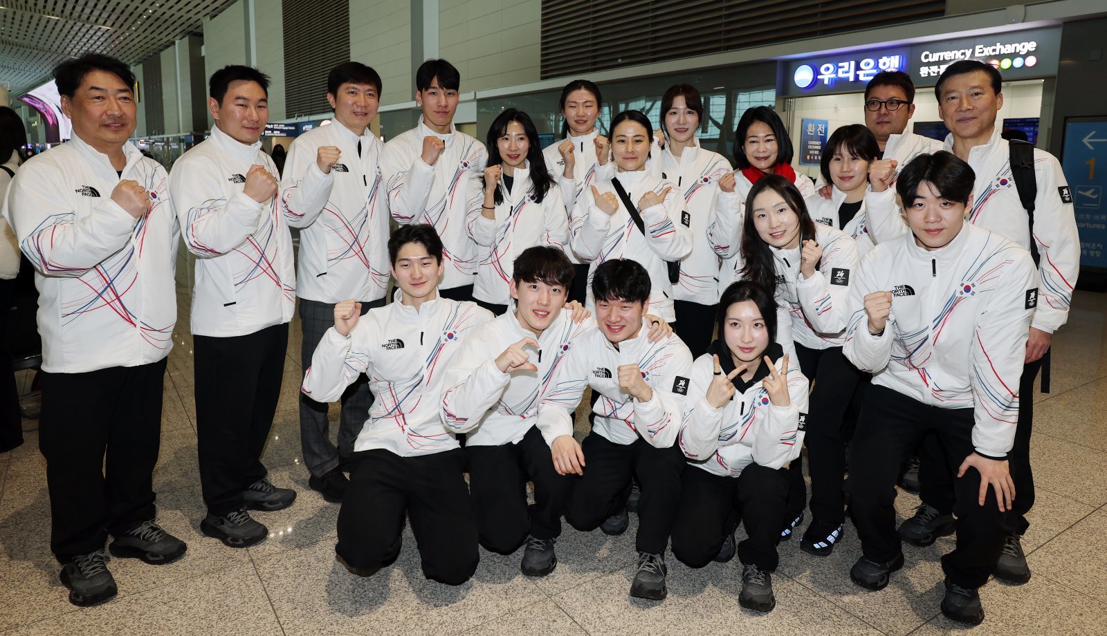 2026 밀라노·코르티나담페초 동계올림픽에 출전하는 대한민국 대표팀 선수들이 30일 오전 인천국제공항 제2터미널을 통해 이탈리아 밀라노로 출국 전 유승민 대한체육회장과 기념 촬영을 하고 있다. 2026.1.30 뉴스1