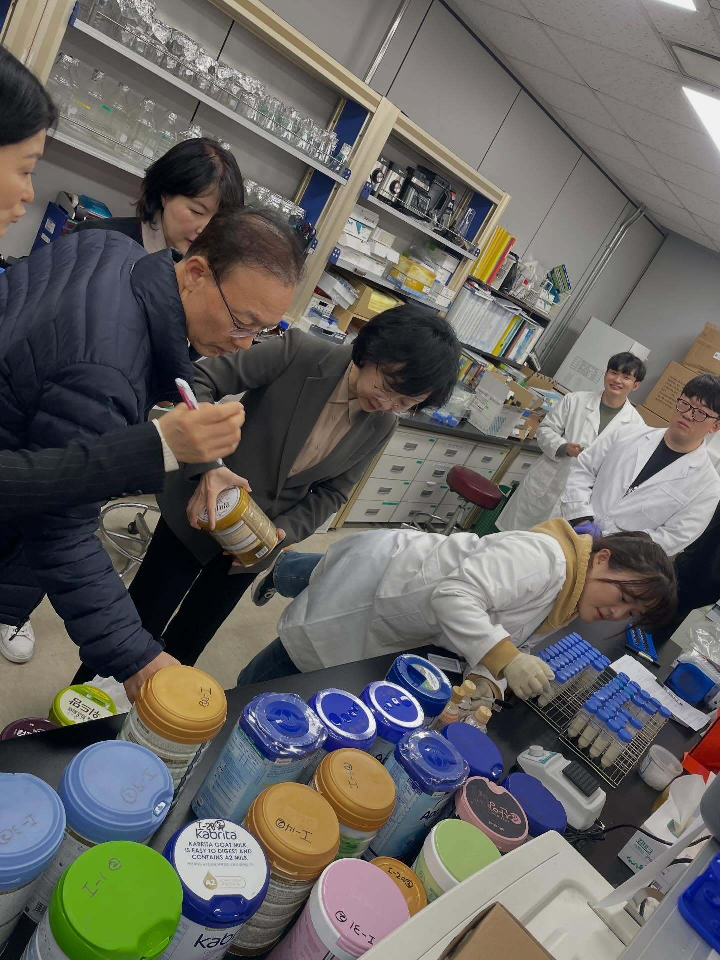 오유경 식품의약품안전처장은 30일 자신의 페이스북을 통해 “식약처는 신속히 안전 점검을 강화했다”면서 “식의약 안심이 일상이 되는 세상을 최우선으로 달려가겠다”고 밝혔다. 사진은 오 처장(가운데)이 분유 제품을 직접 개봉하며 내용물을 확인하는 모습. 식품의약품안전처 제공