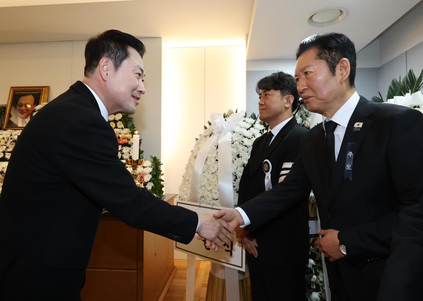 장동혁 국민의힘 대표가 30일 서울 종로구 서울대학교병원 장례식장에 마련된 고 이해찬 전 국무총리의 빈소에서 조문을 한 뒤 정청래 더불어민주당 대표와 악수하고 있다.  2026.1.30 (서울=뉴스1)