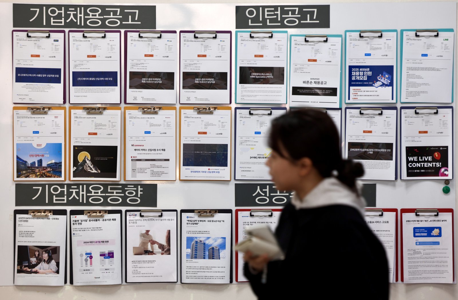 정부의 처우 개선책에도 Z세대 82%는 공무원 시험 의사가 없는 것으로 나타났다. 기피 원인 1위는 낮은 연봉이었으며, 5년 이하 초임 공무원 퇴직은 5년 새 2배 급증했다. 뉴시스